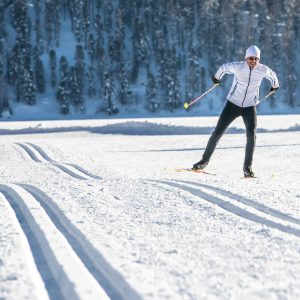 Hiihtäjä hiihtää ladulla.