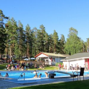 uimareita Kuninkaanlähteen maauimalassa