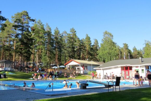 uimareita Kuninkaanlähteen maauimalassa