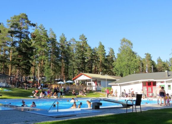 uimareita Kuninkaanlähteen maauimalassa